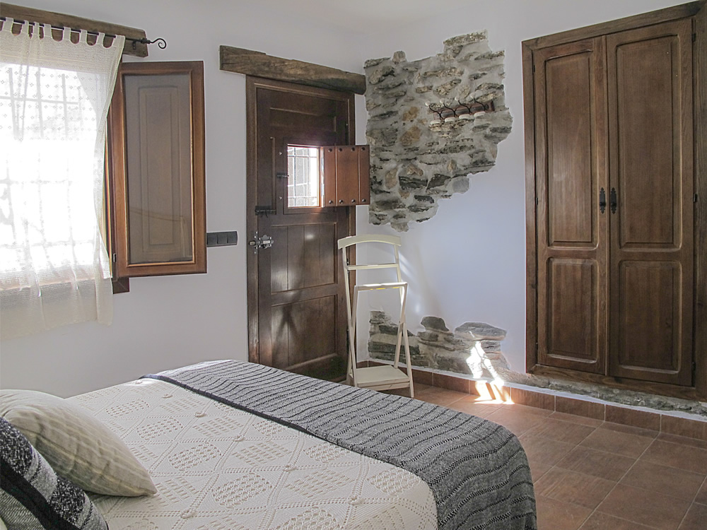 HABITACIÓN "EL ALMENDRO", PUERTA DE ACCESO AL PATIO TRASERO